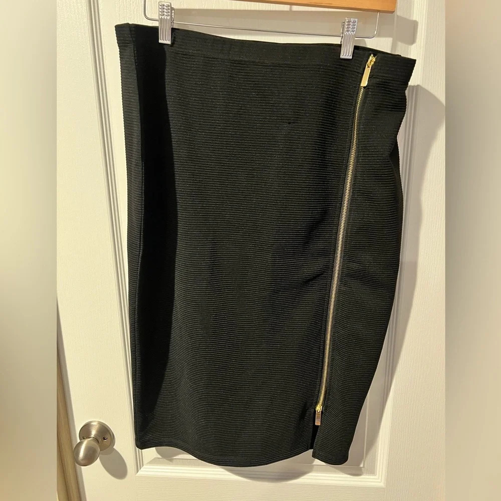 Olivia Blue pencil skirt with front zipper size XL. NWT